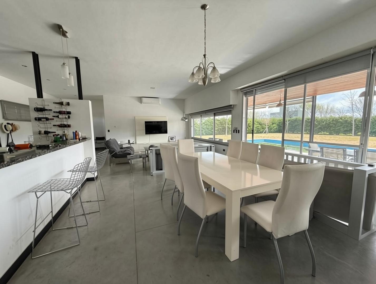 Venta Casa en Funes con Piscina, radiadores y cocheras