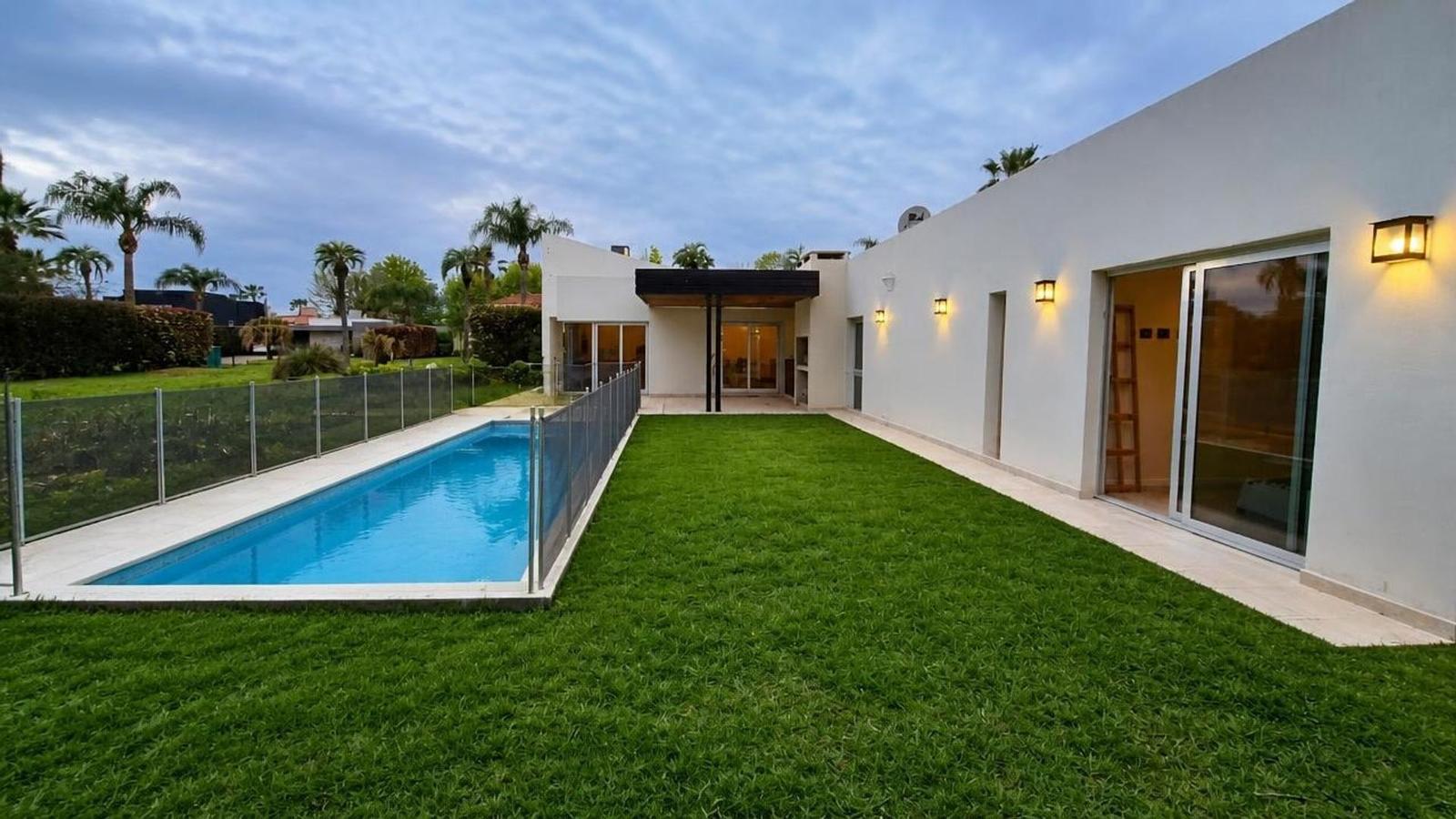 Venta Casa 3 dormitorios y Piscina en Funes Hills Miraflores