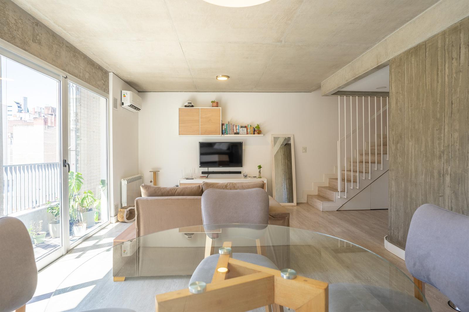 Venta departamento dúplex dos dormitorios con terraza exclusiva y cochera zona rio