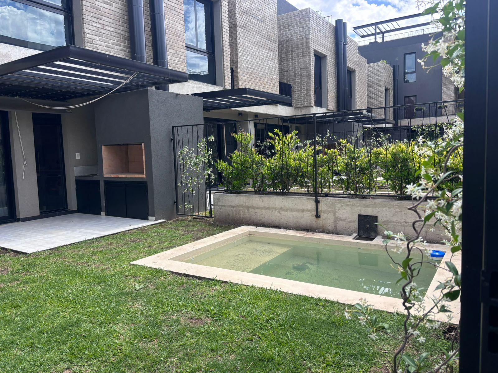 Venta casa en fisherton tres dormitorios pileta parrillero cochera