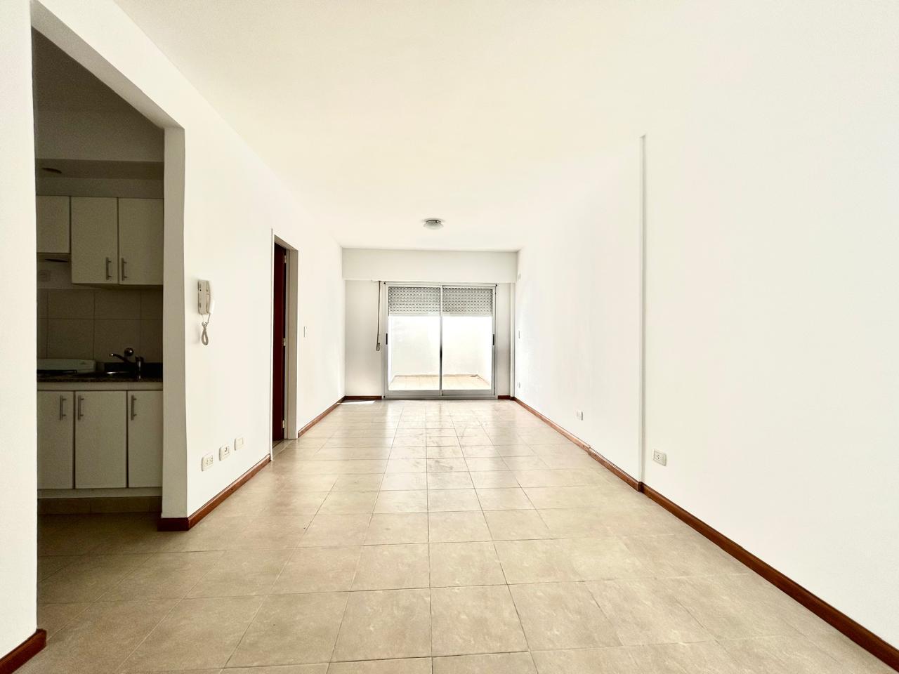 Venta Departamento monoambiente con patio - Echesortu