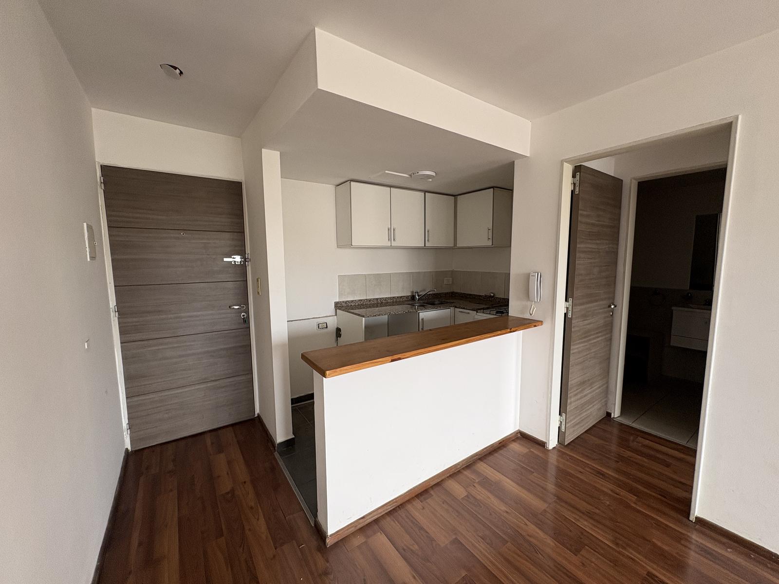 Venta Departamento 1 dormitorio con balcón al frente. Barrio Lourdes