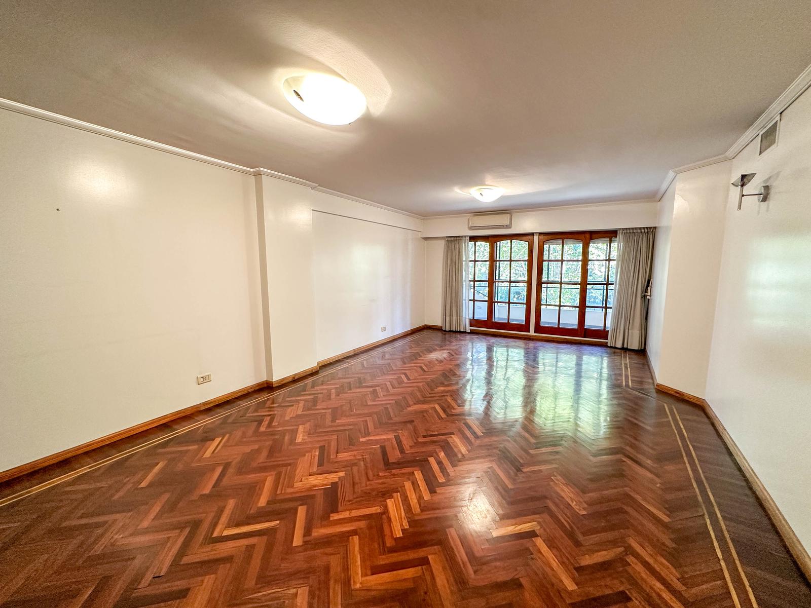 Venta departamento piso exclusivo 4 dormitorios mas dependencia con cochera.