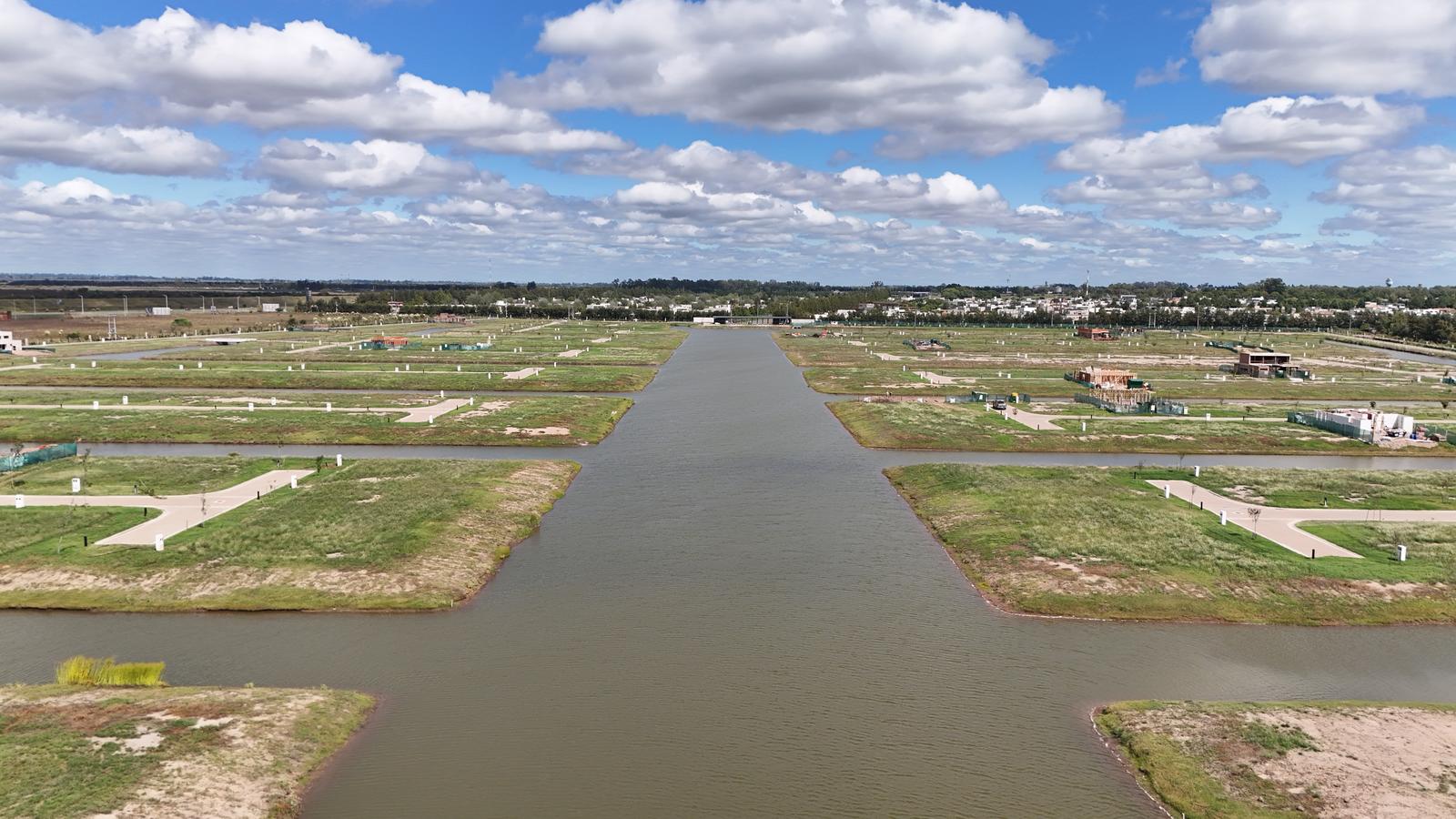 venta terreno en isla Funes Lakes barrio cerrado