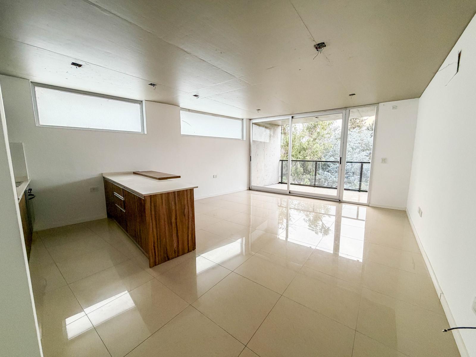 Venta departamento un dormitorio cochera balcón fisherton