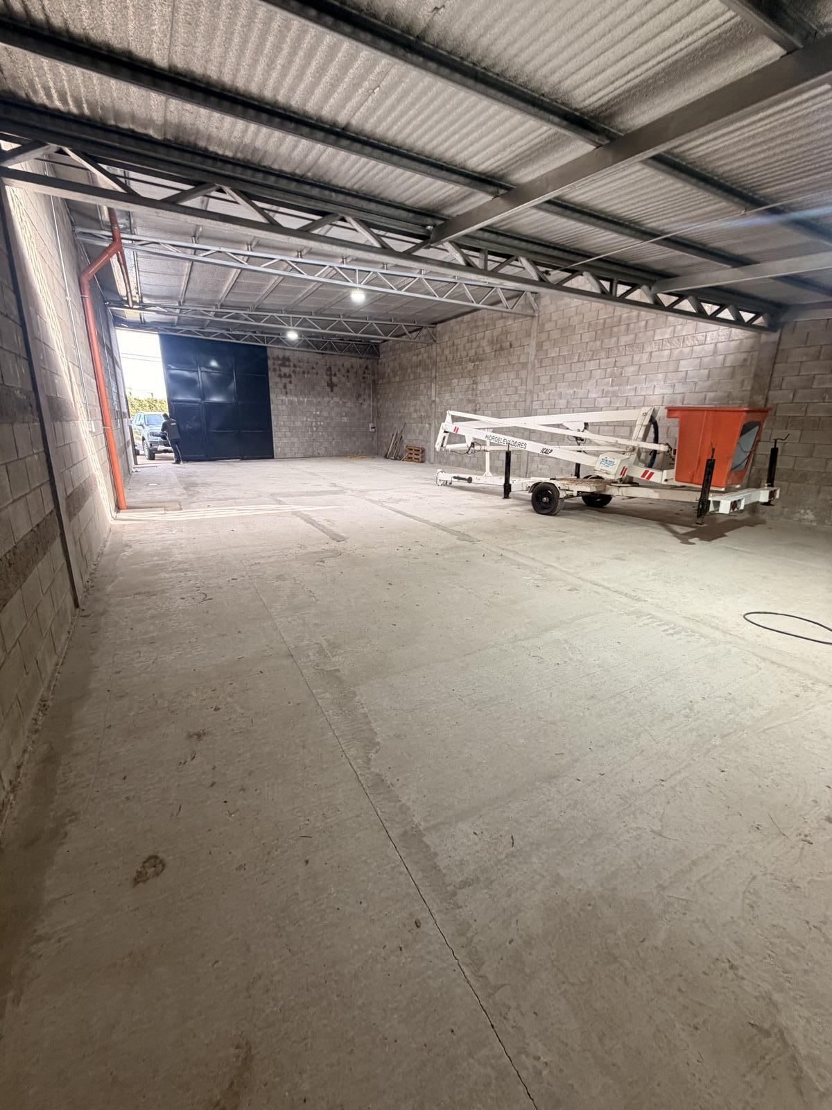 Depósito 240 m2 con oficina baño y cocina a estrenar